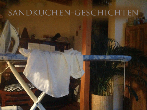 Fernsehen. Symbolbild. Im Hintergrund Klavier, Zimmerpflanze und hauseigener Rewe