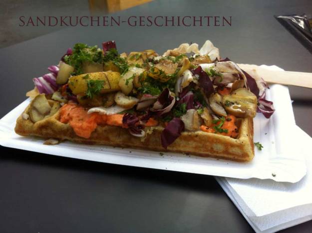 KRÄUTERWAFFEL MIT ZITRONEN-KAROTTEN, RADICCHIO, WEINTRAUBE, GERÖSTETEN MARONEN UND HONIG-SENF-DRESSING - Fantastisch!