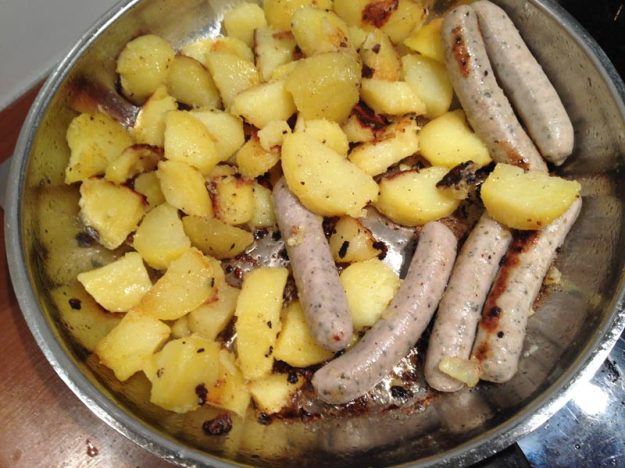 bratkartoffeln-mit-wuerstchen