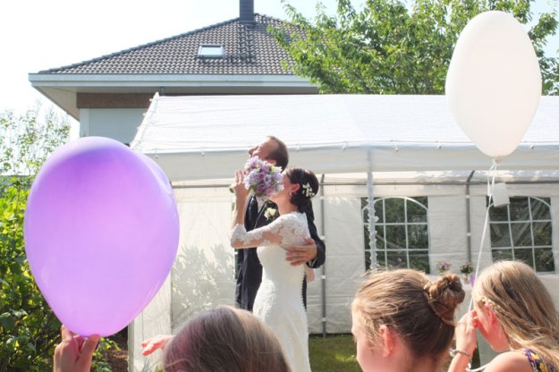 brautpaar-mit-luftballon