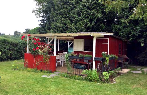 gartenhuette-in-schwedenrot