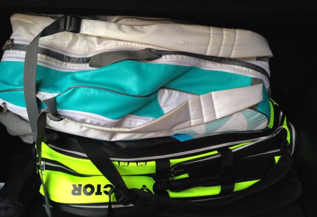 badminton-taschen-im-kofferraum.jpg