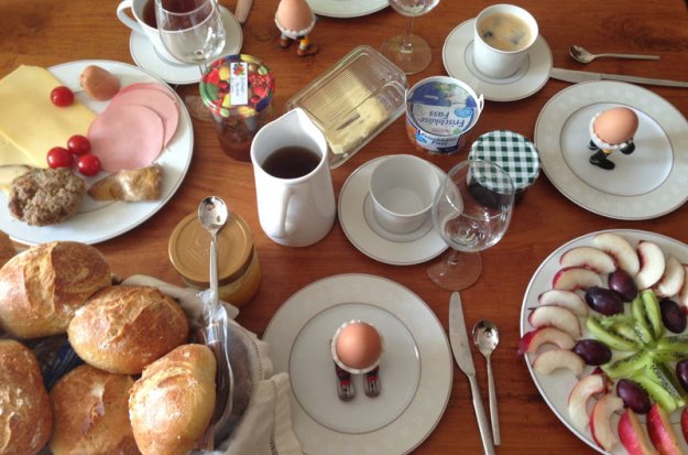 sonntagsfruehstueck-mit-ei.jpg