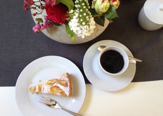 apfelkuchen-mit-kaffee