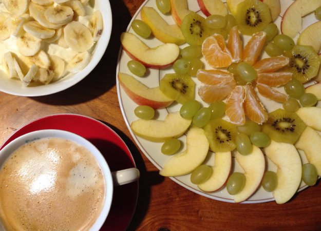 fruehstueck-mit-obstmandala-und-quark