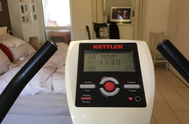 fahrradergometer-vorm-fernseher.jpg
