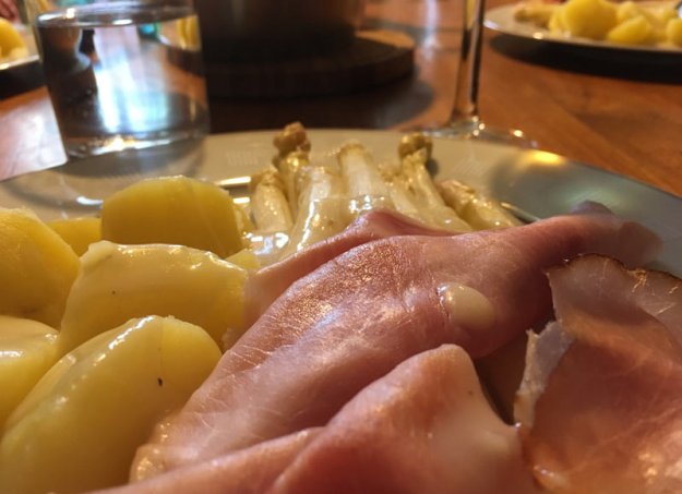 spargel-mit-kartoffeln-und-schinken