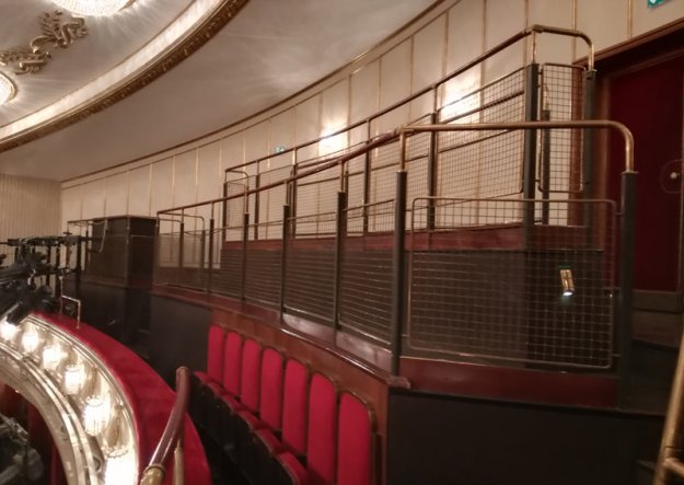 stehplaetze-im-burgtheater