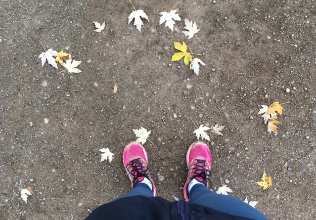 herbstblaetter-an-joggingschuhen.jpg