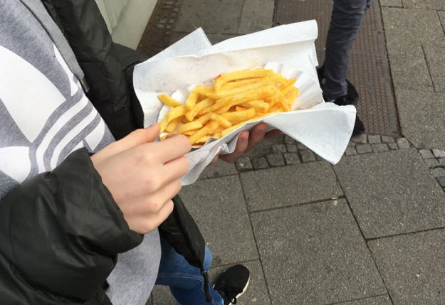 pommes-auf-die-hand.jpg